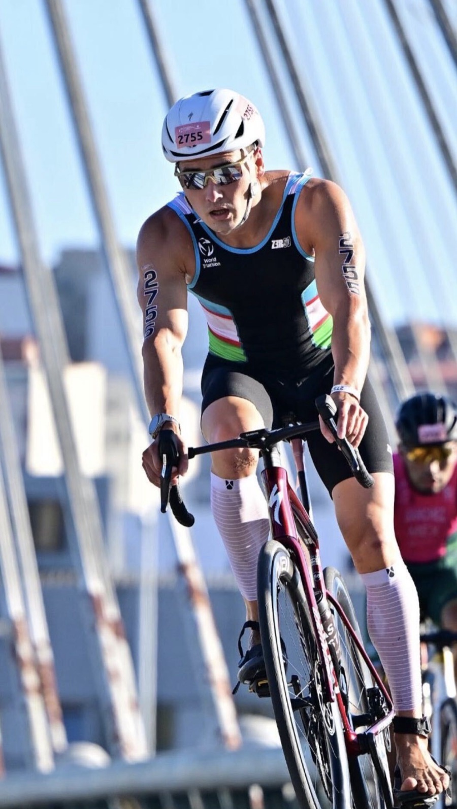 Zafar Mirzaliev riding in a World Triathlon race